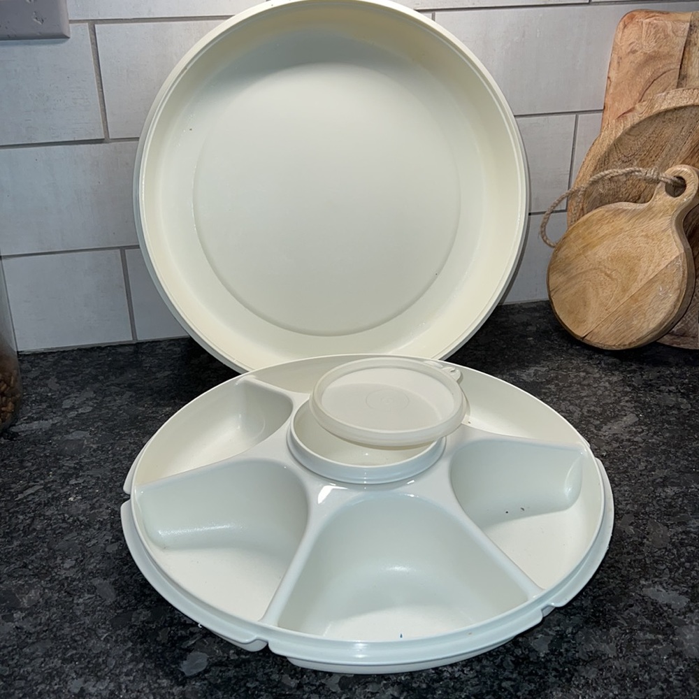 Vintage chip n dip white Tupperware. Like new condition.  Great for tacos